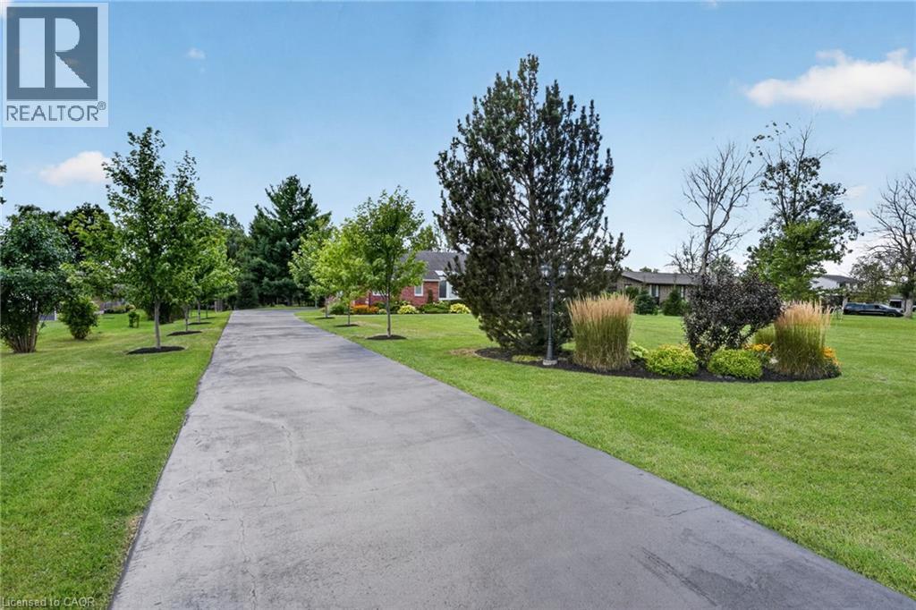 233 CAIRNS Crescent - 4