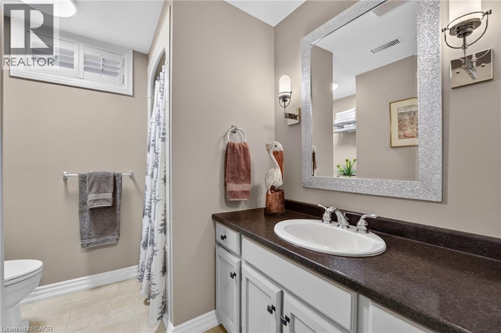 233 CAIRNS Crescent - Image 33