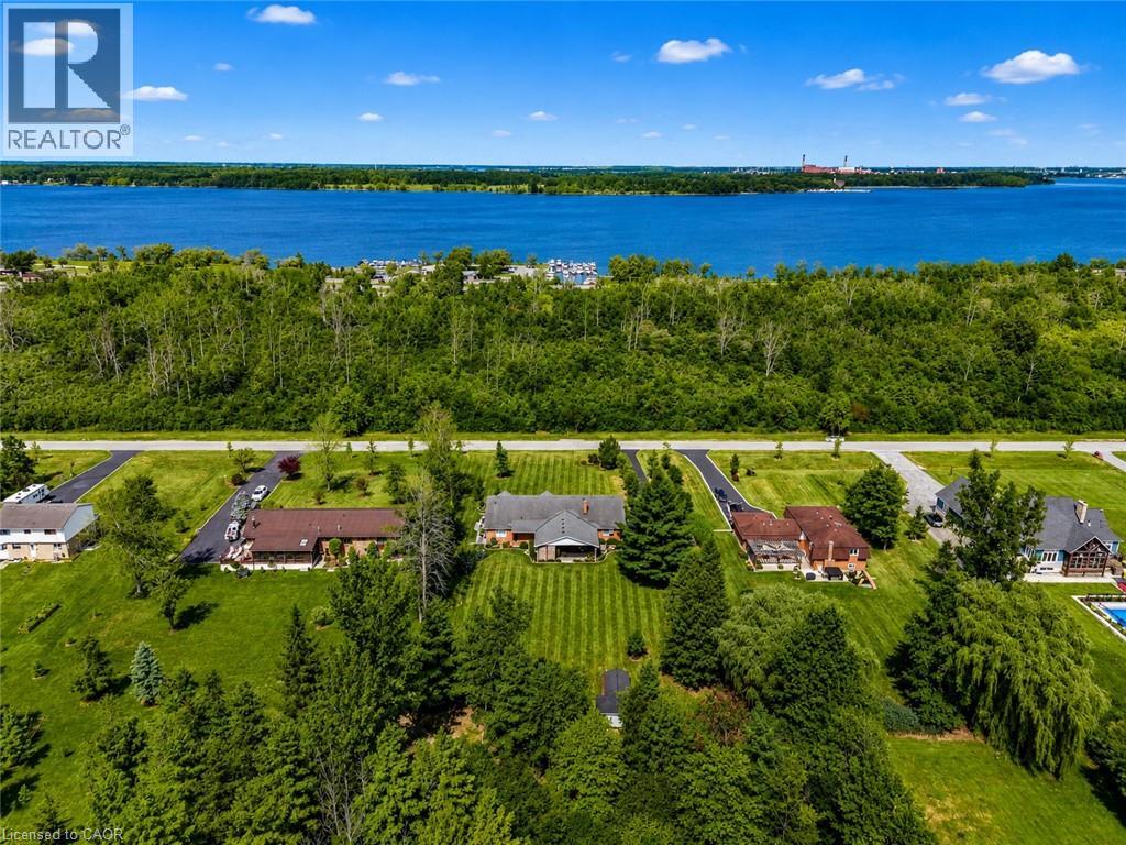 233 CAIRNS Crescent - 3