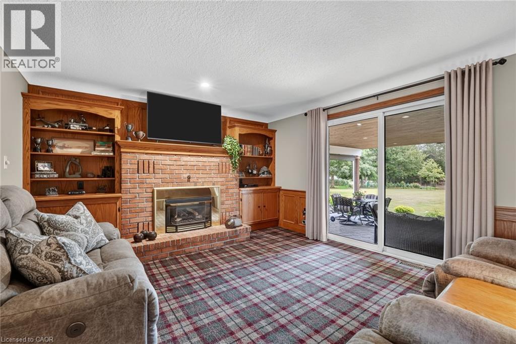 233 CAIRNS Crescent - Image 24