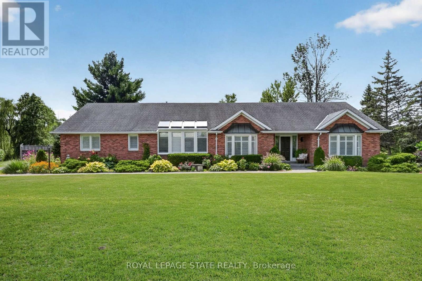 233 CAIRNS CRESCENT - 2