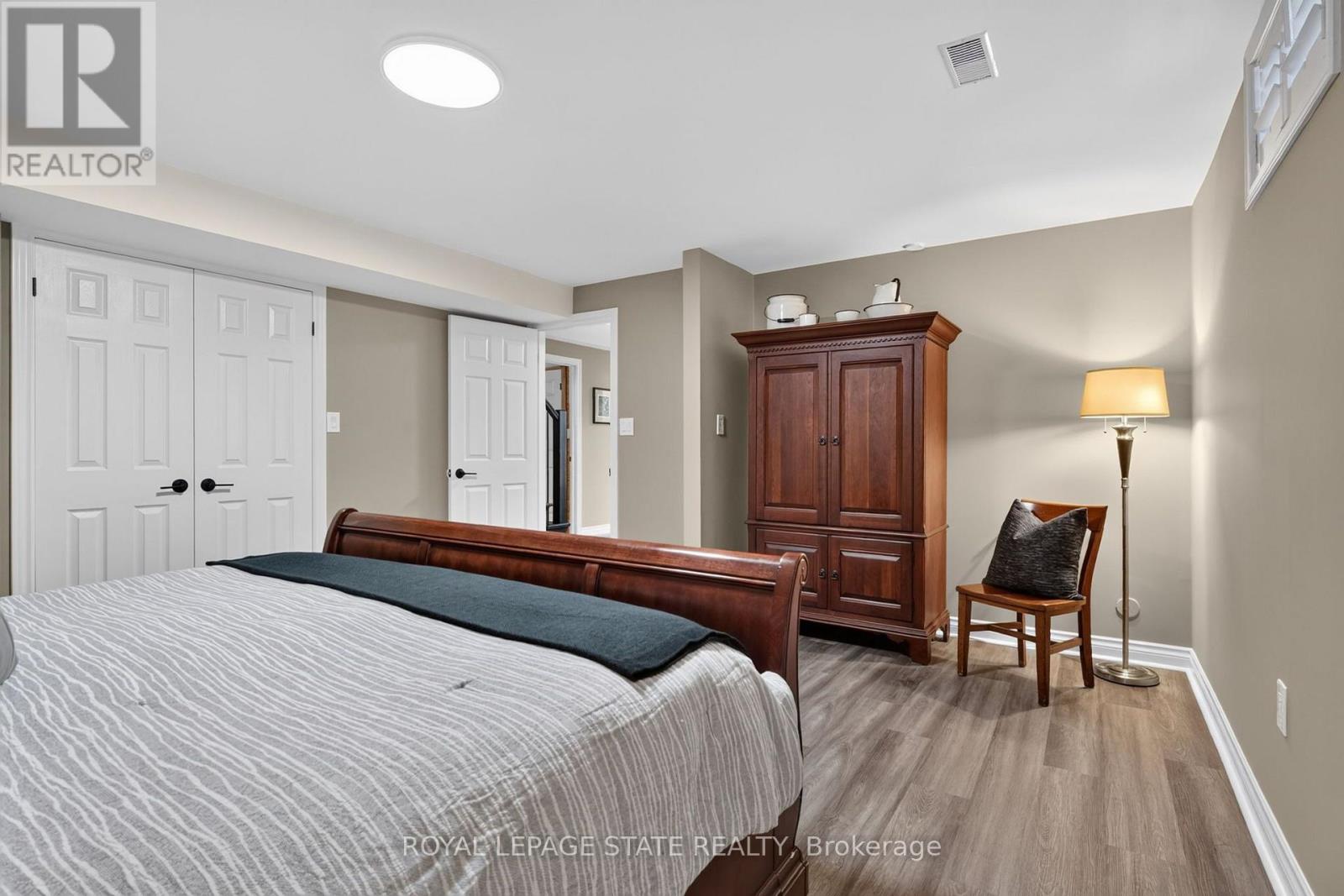 233 CAIRNS CRESCENT - Image 32