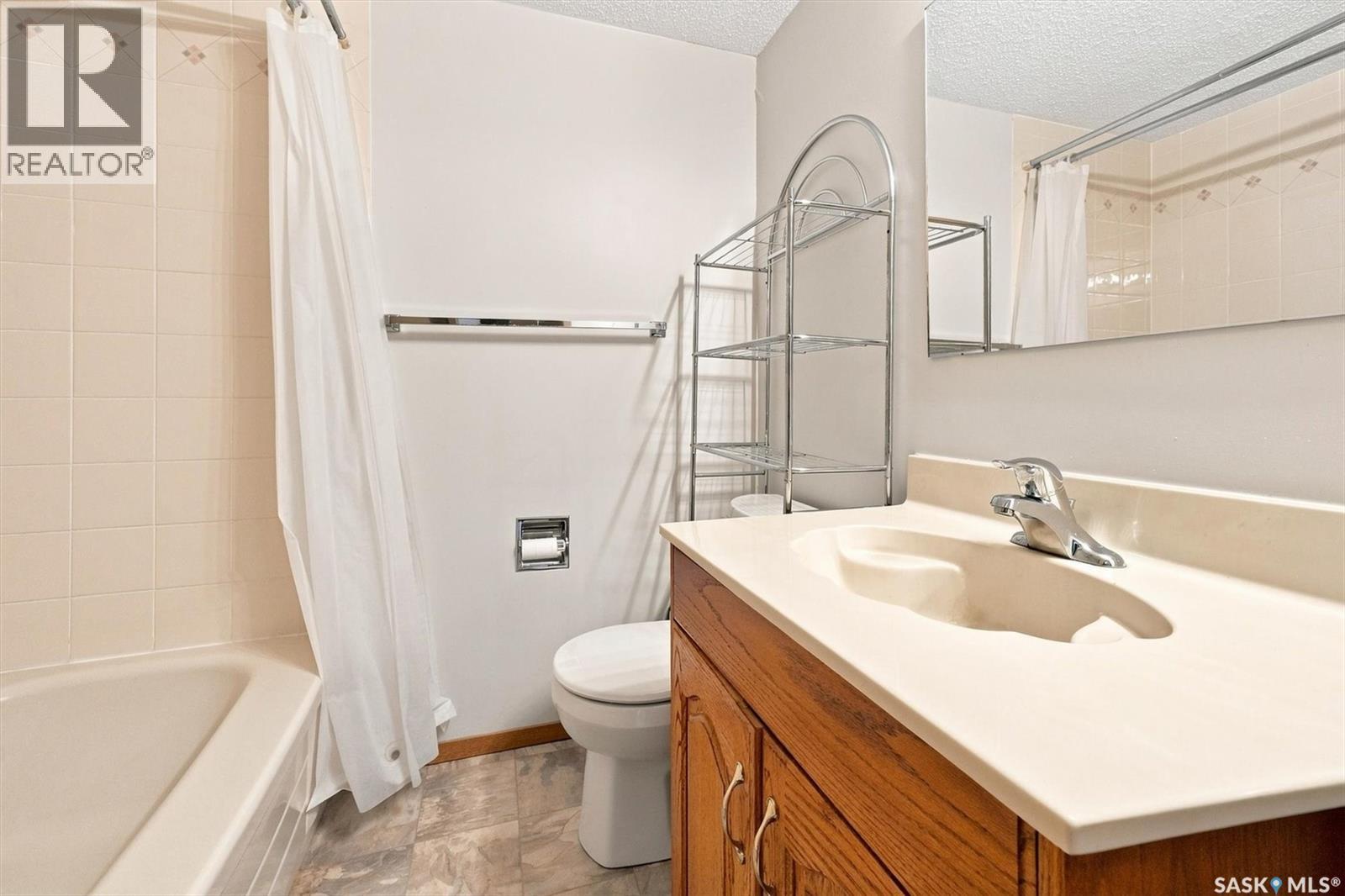 #202 1215 Louise AVENUE - 27
