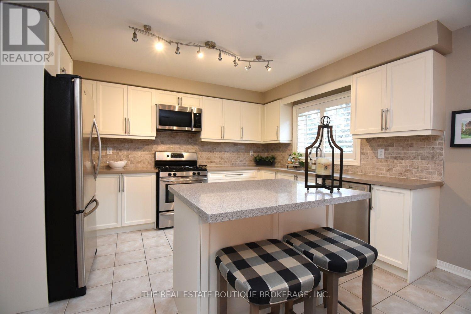 470 AMANDA CRESCENT - 12