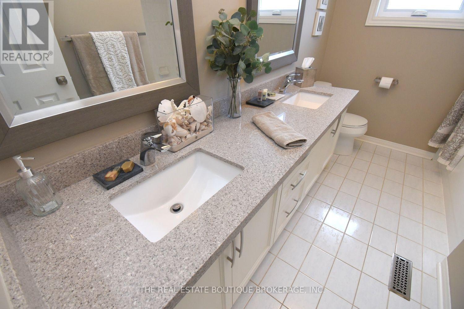 470 AMANDA CRESCENT - Image 32