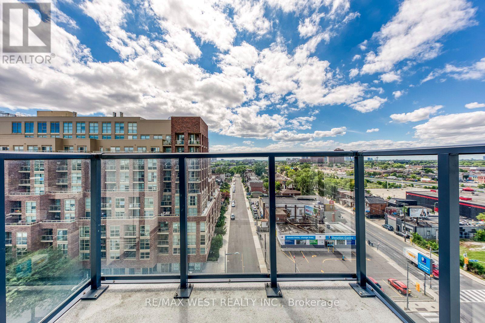 #910 1808 ST. CLAIR AVENUE W - Image 32