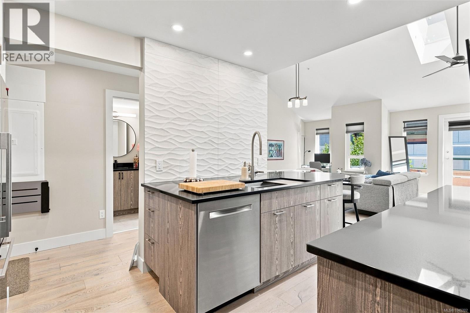 #403 1015 Johnson St - 17