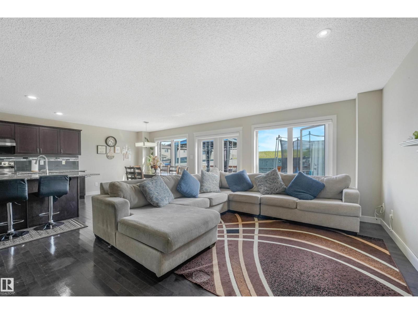 3359 13 AV NW - 9