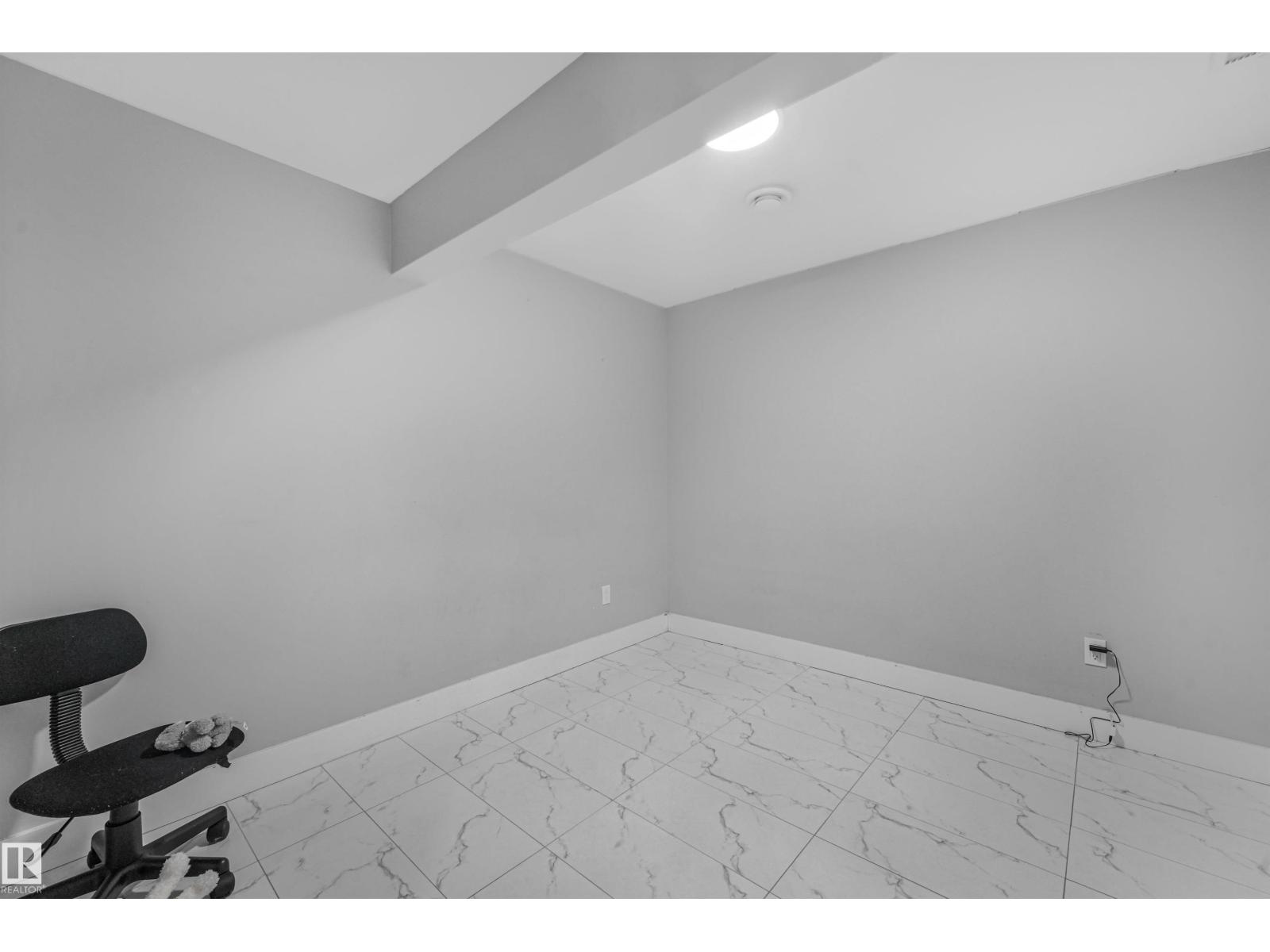3359 13 AV NW - Image 48