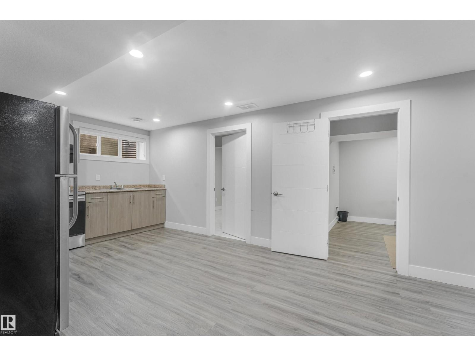 3359 13 AV NW - 43
