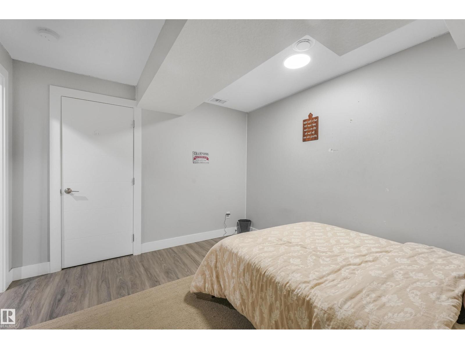 3359 13 AV NW - 52