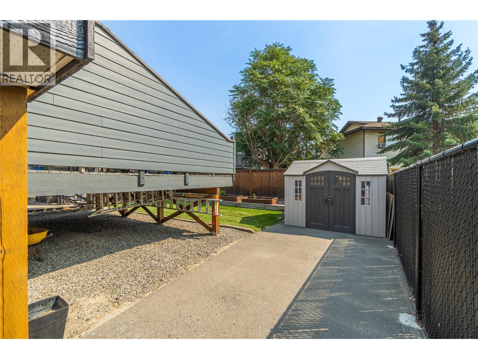 667 Cambridge Crescent - Image 32