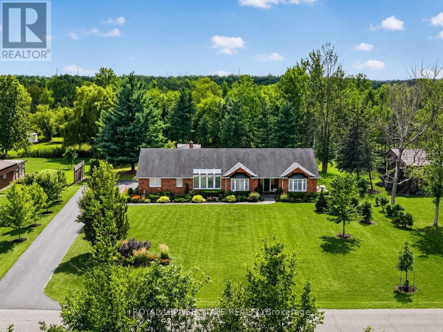 233 CAIRNS CRESCENT - 1