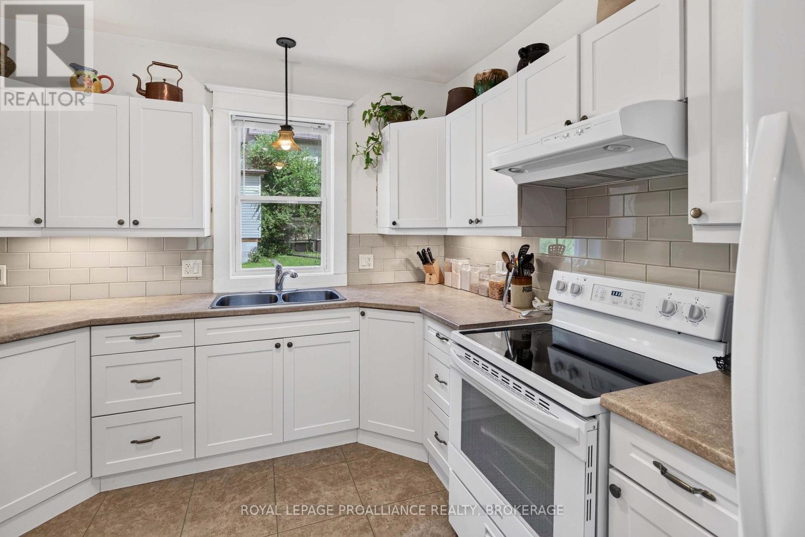 166 ALMA AVENUE - 20