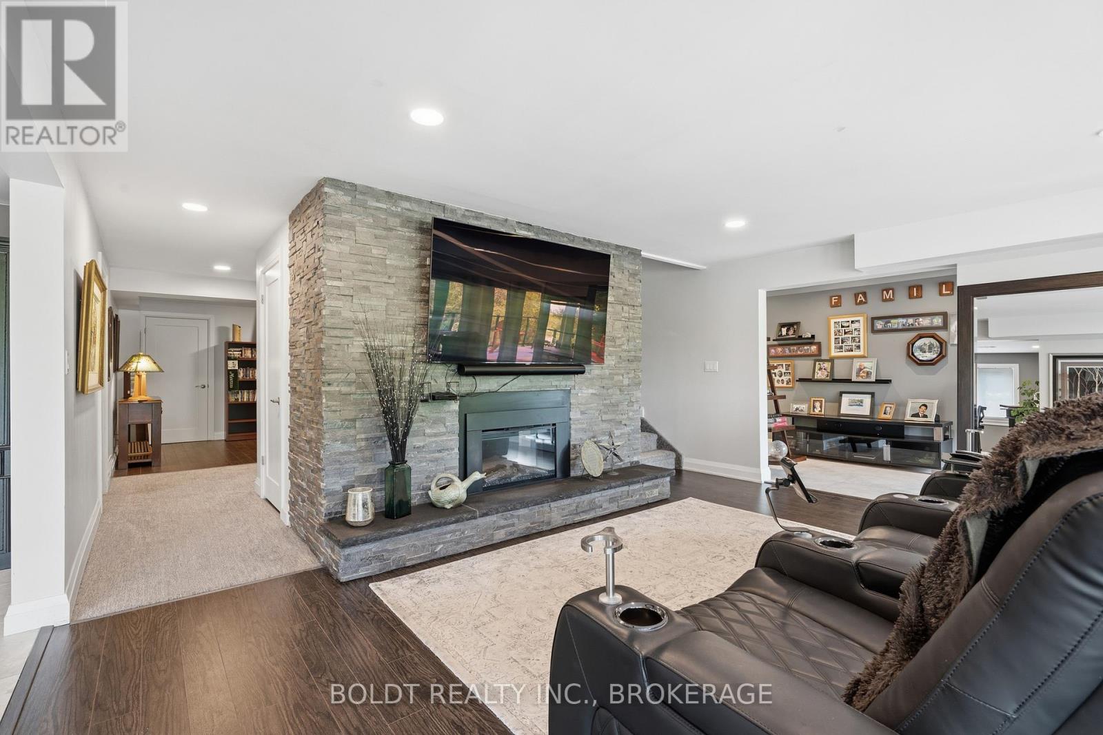 99 DONJON BOULEVARD - Image 17