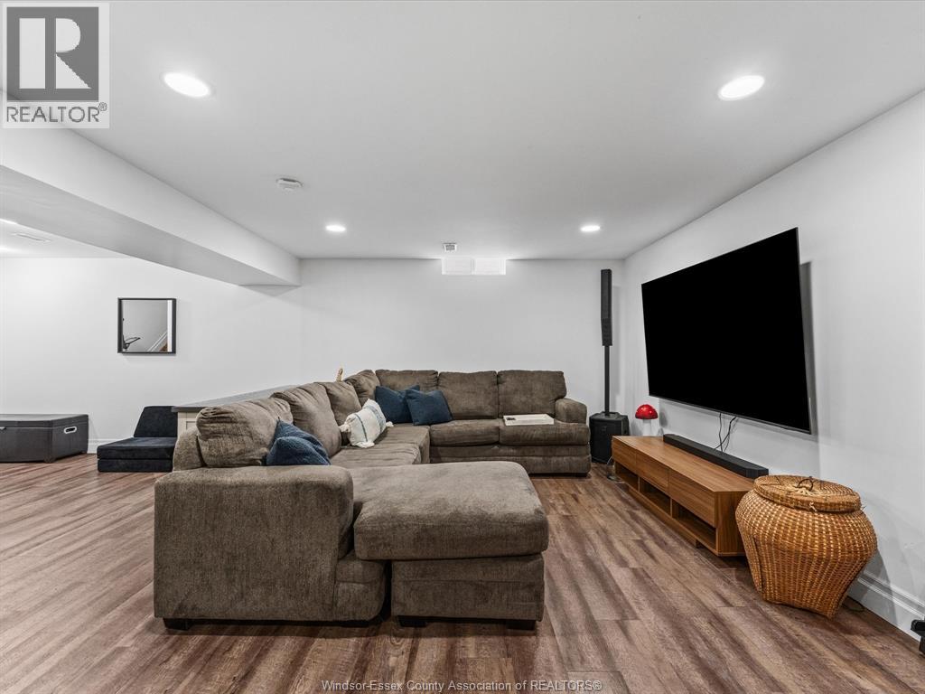 500 BROWN CRESCENT - 26