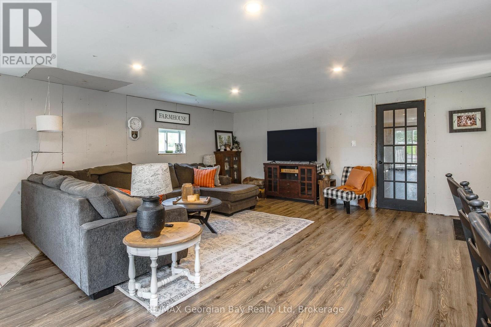 1046 HENRY STREET - Image 9