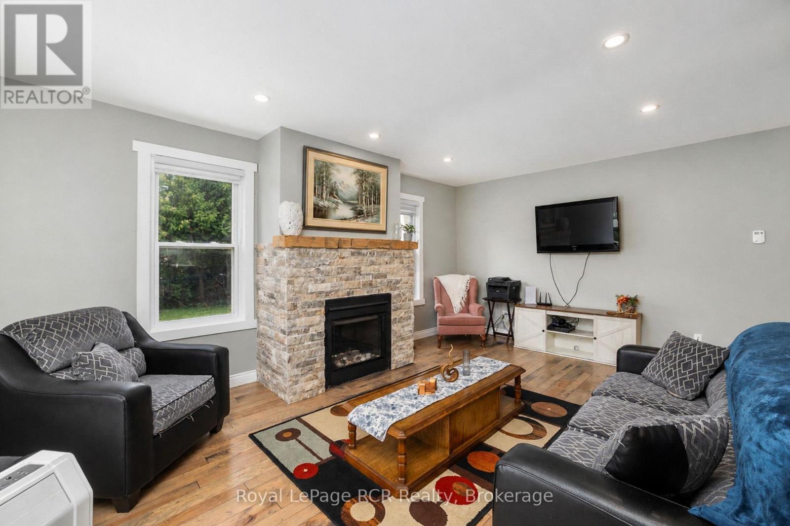 56 MAIN STREET E - 11
