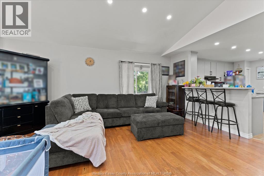 4697 HELSINKI CRESCENT - 5