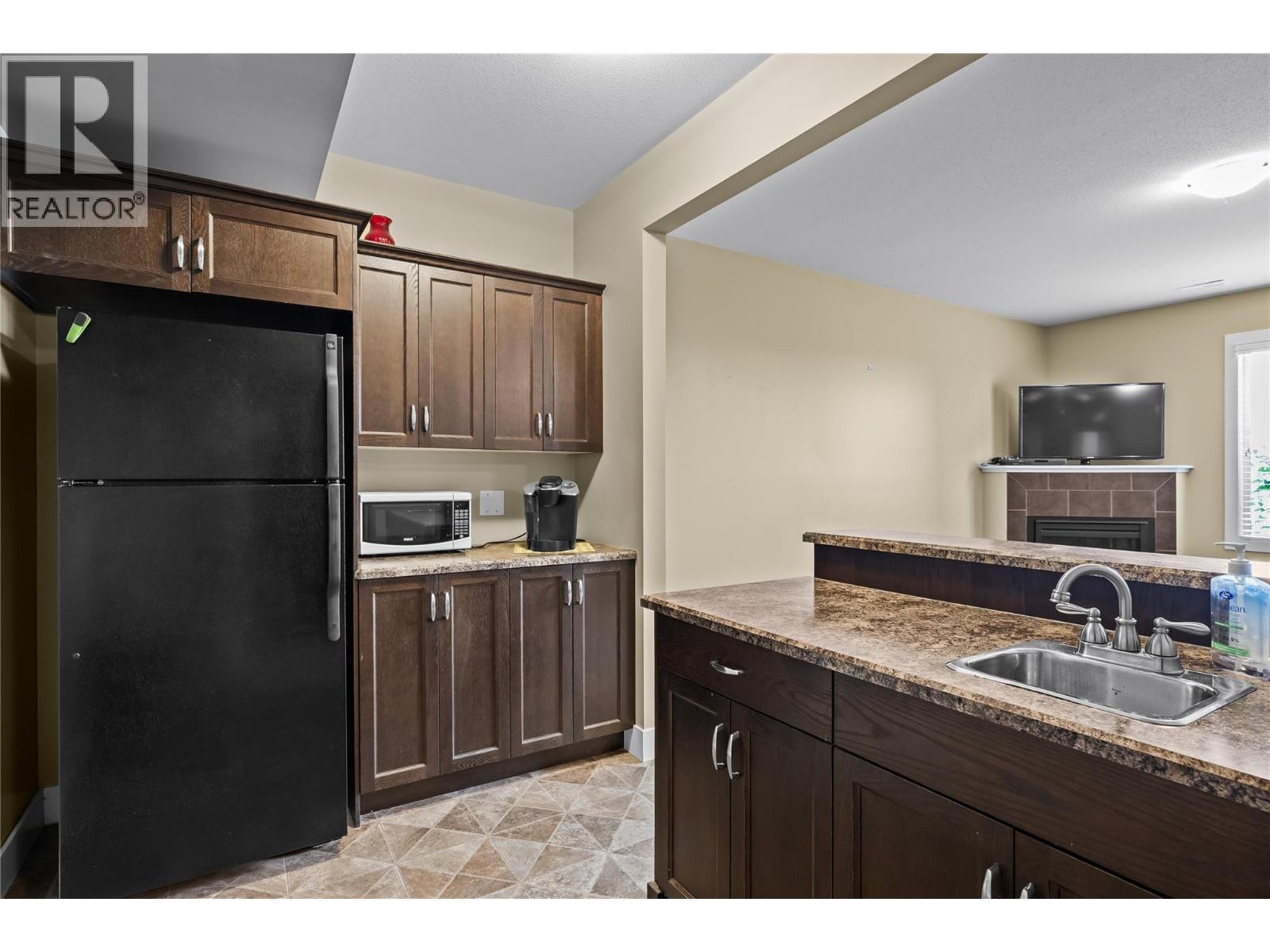 #2 2421 Glacier Court - 34