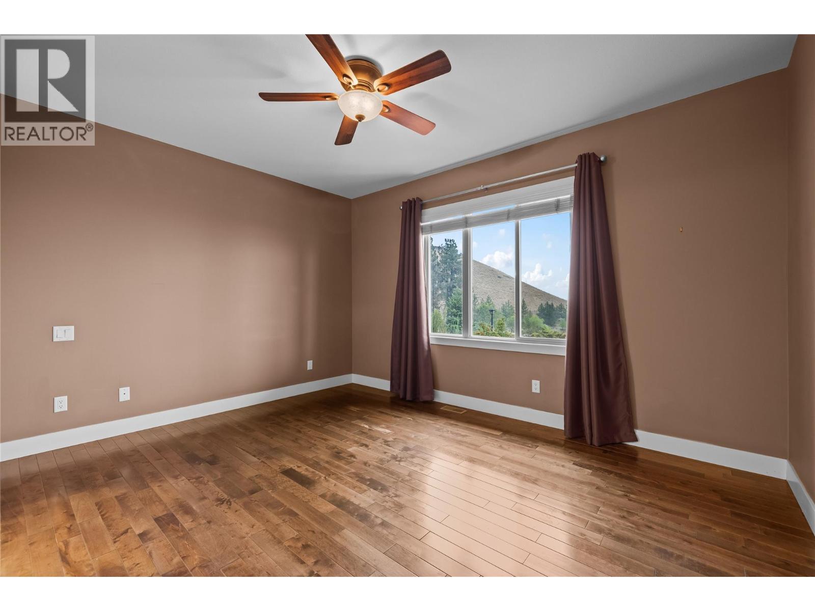 #2 2421 Glacier Court - 18