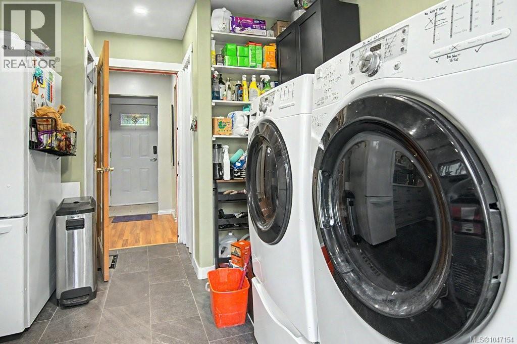 402 Young St - Image 25
