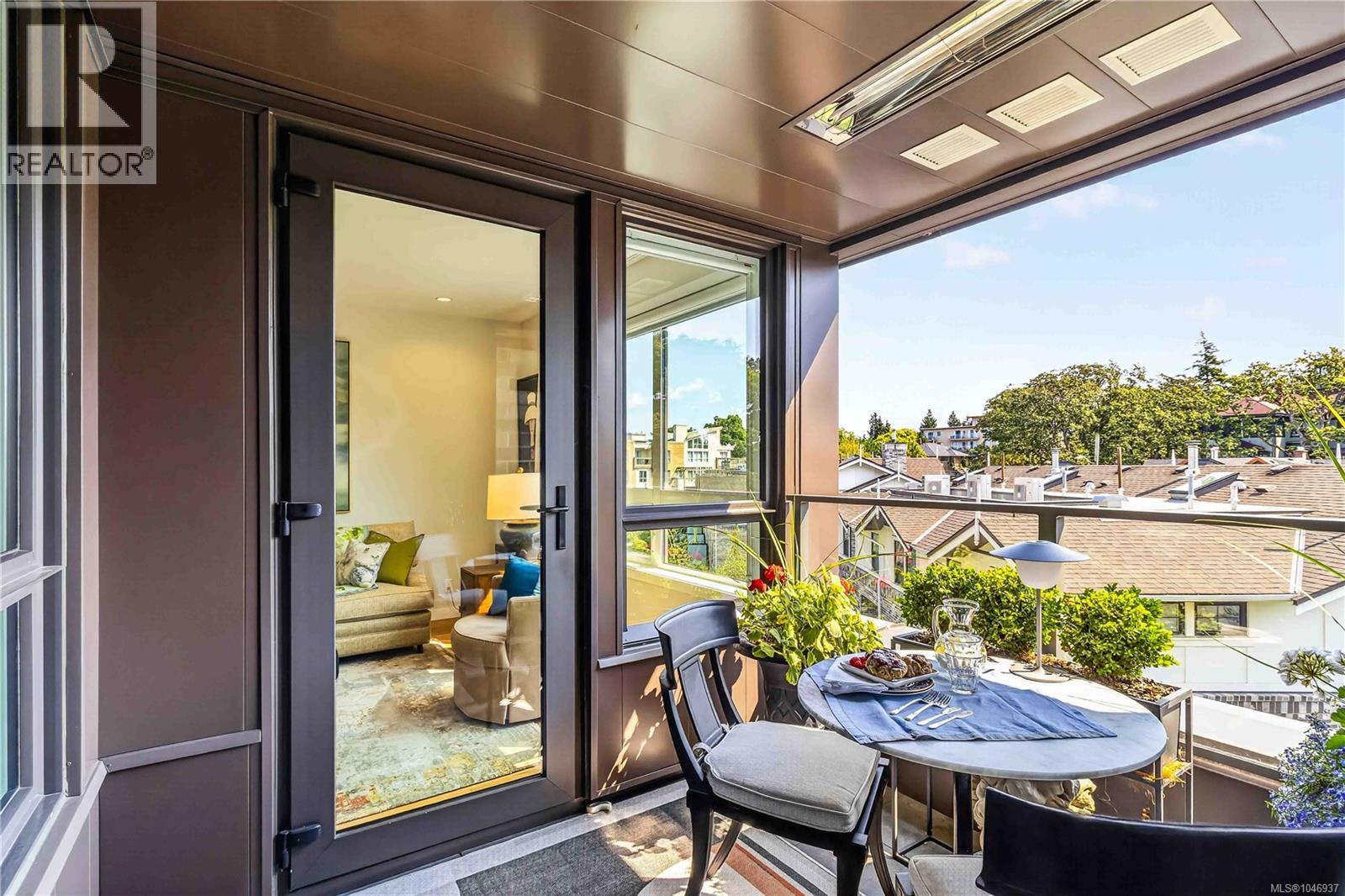 303 1018 Pentrelew Place, Victoria