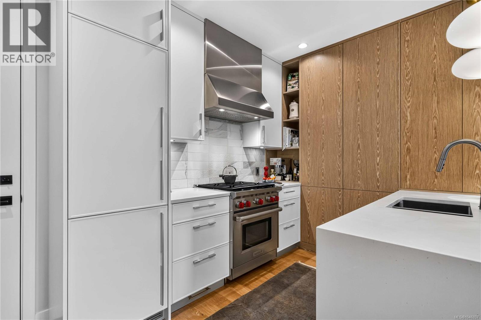 303 1018 Pentrelew Place, Victoria