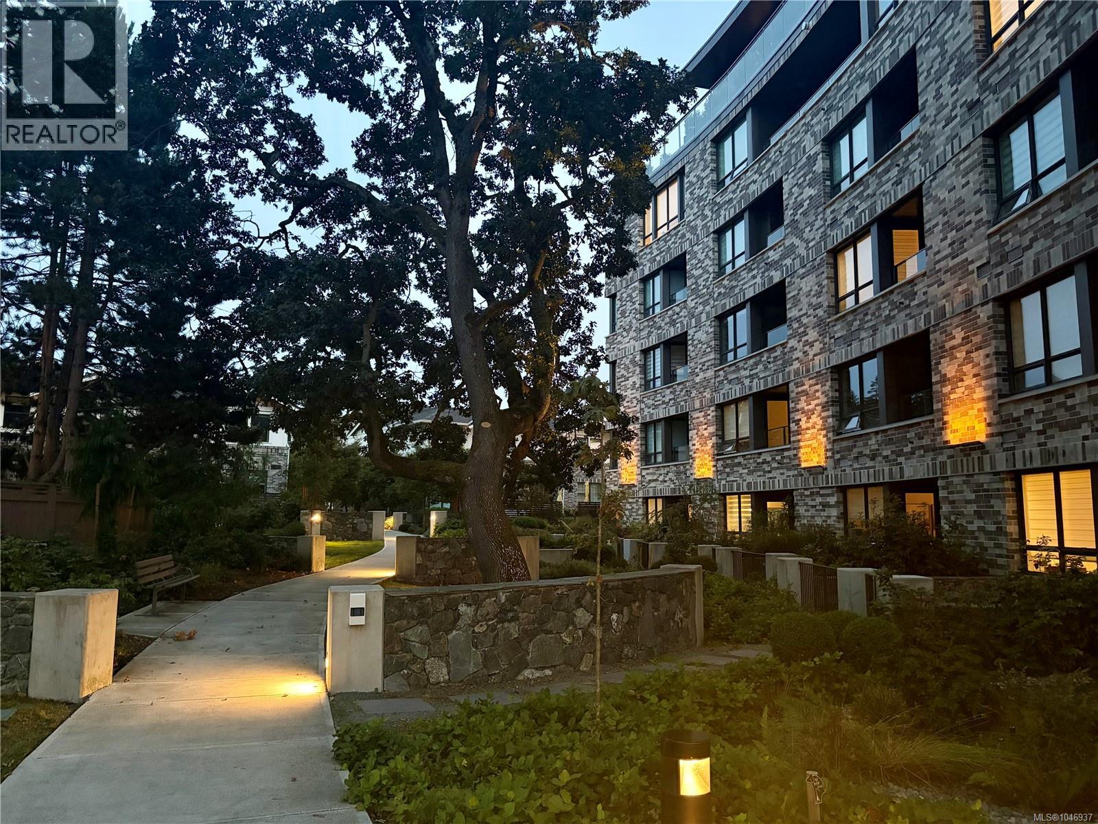303 1018 Pentrelew Place, Victoria