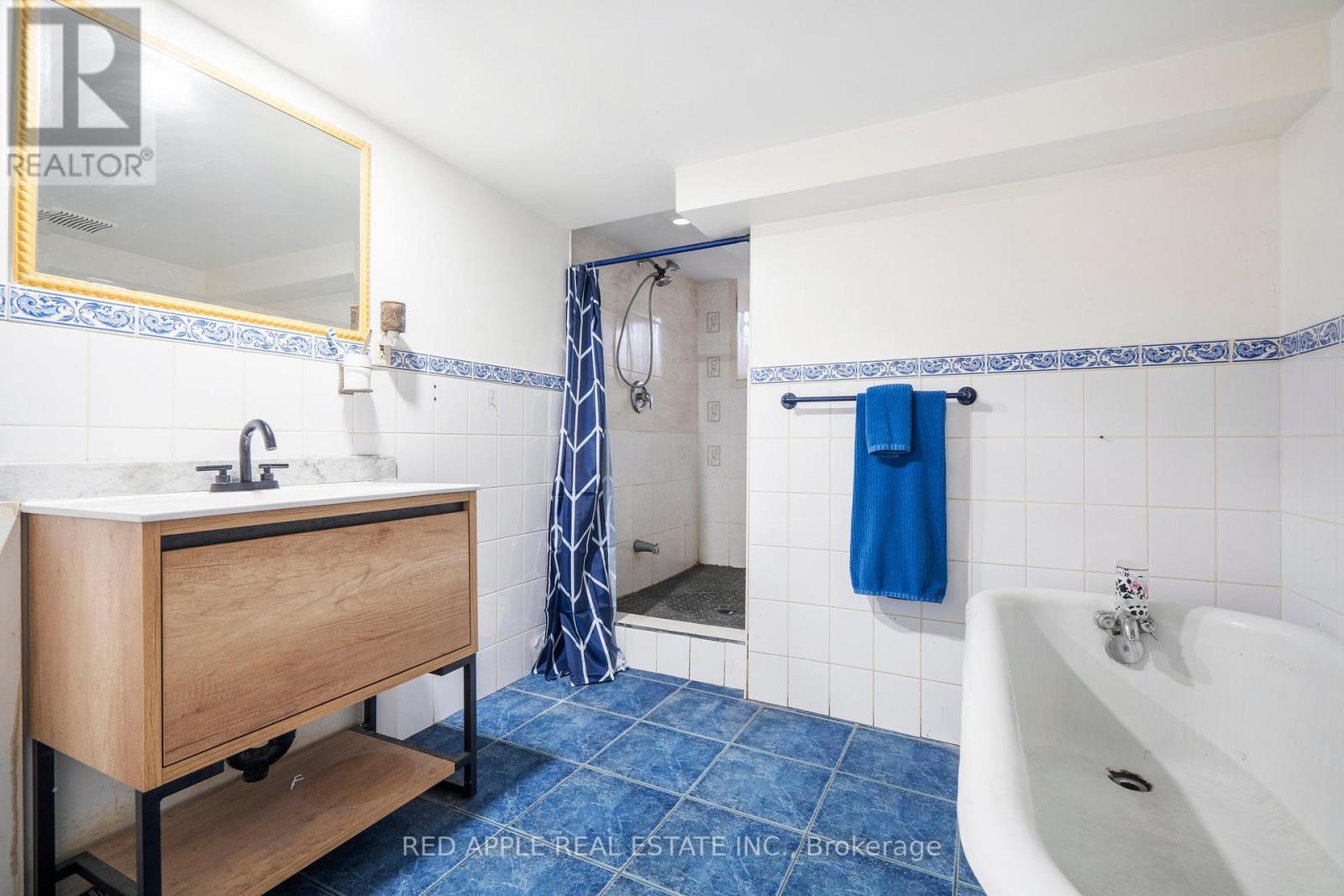 546 DUFFERIN STREET - 24