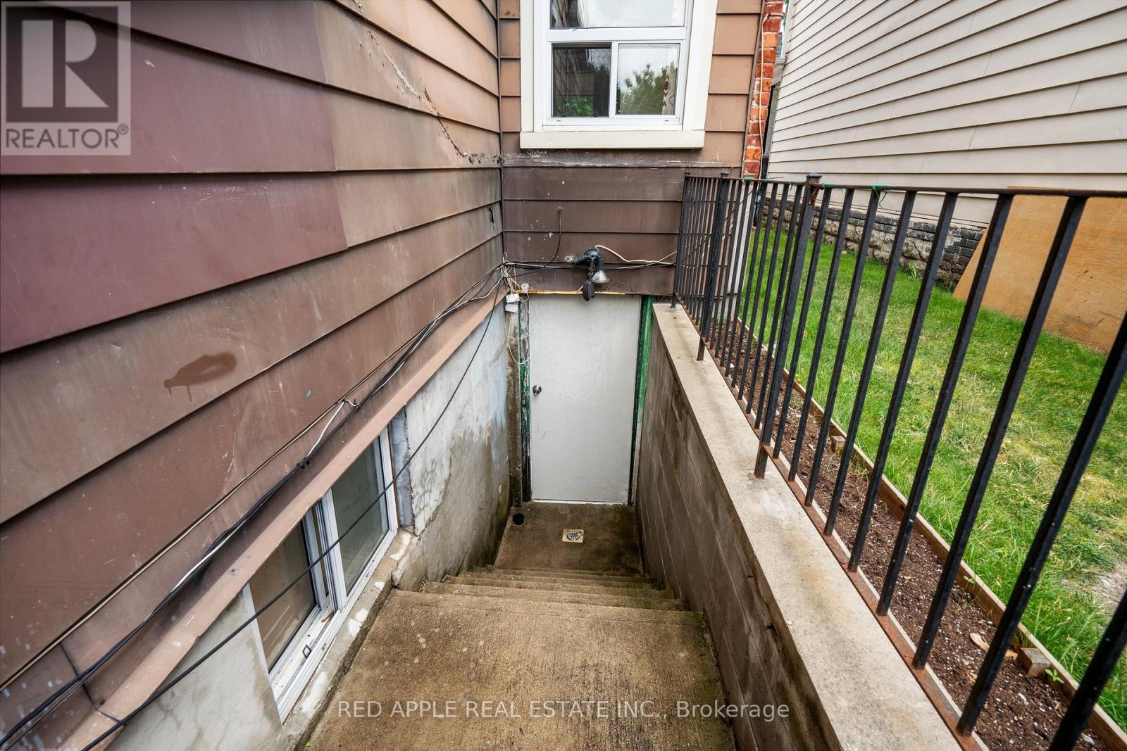 546 DUFFERIN STREET - 26
