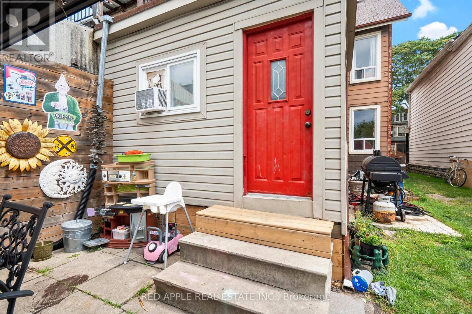546 DUFFERIN STREET - 28