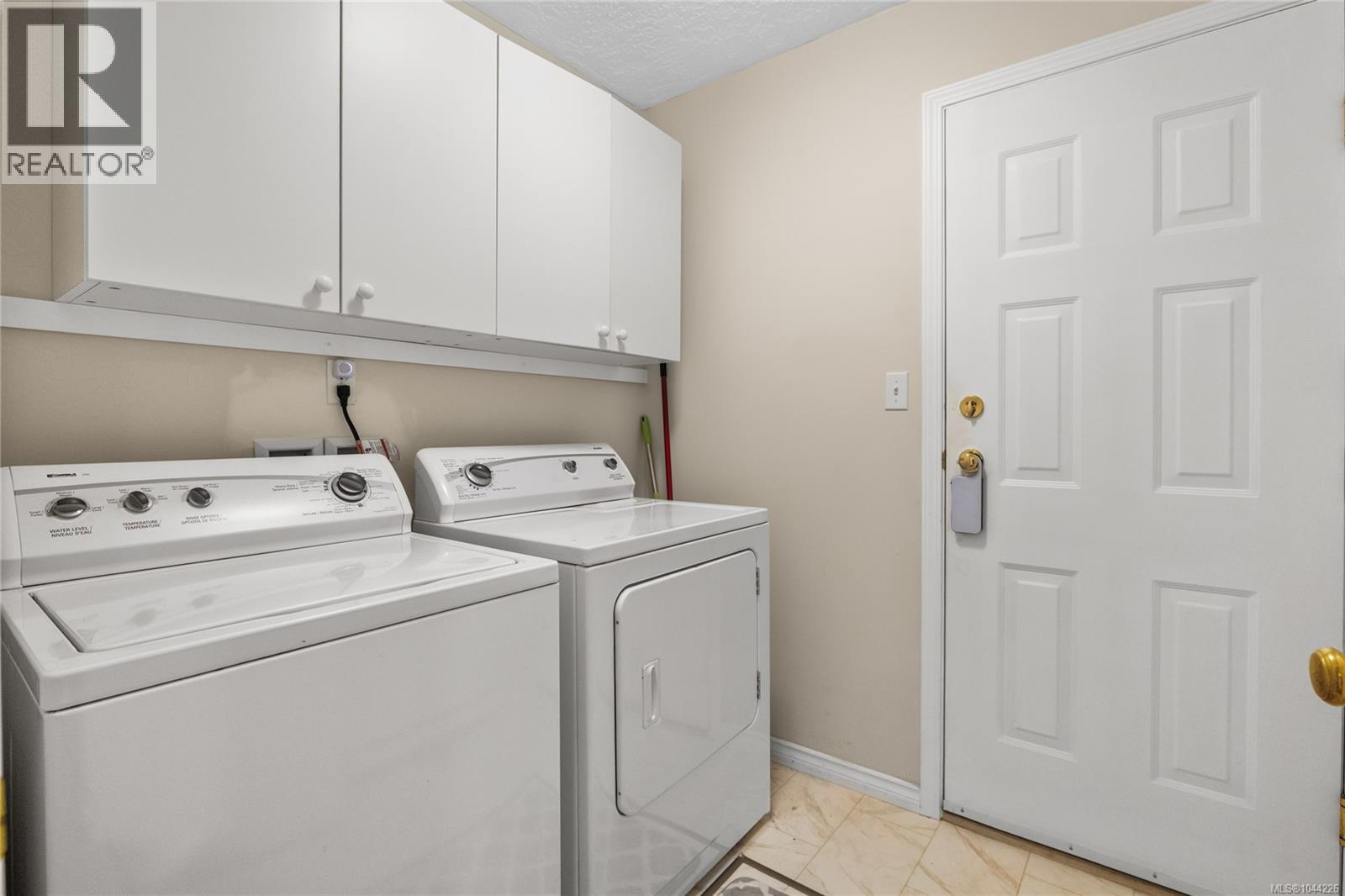 3576 Hidden Oaks Cres - Image 25