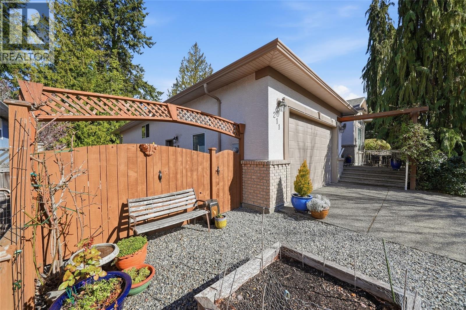 211 Saturna Dr - Image 12