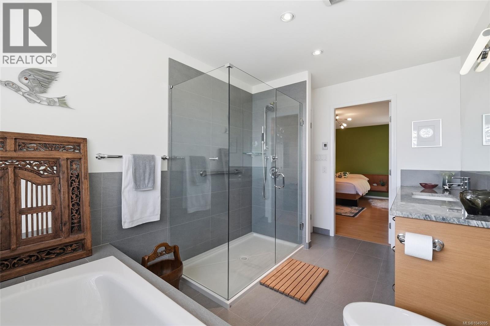 211 Saturna Dr - Image 34
