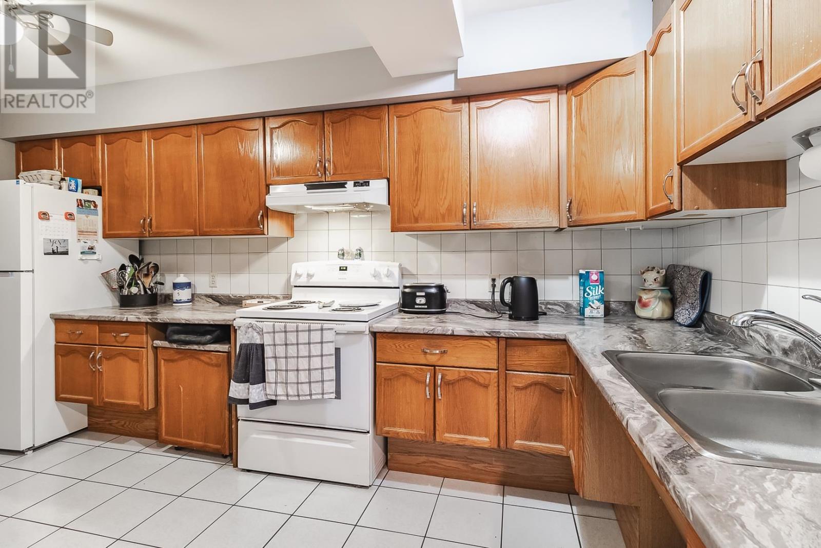 110-112 East Balfour ST - 19
