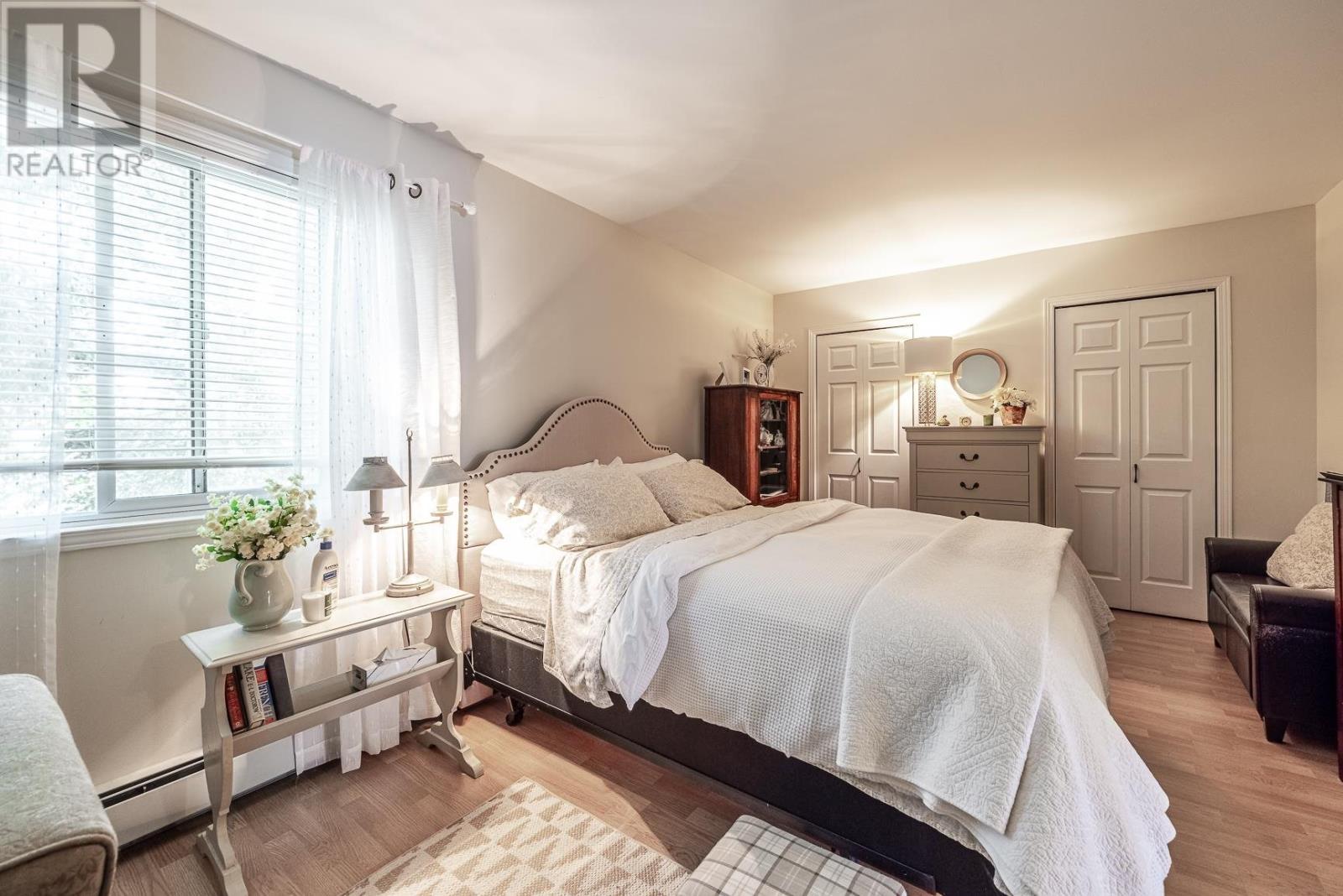 110-112 East Balfour ST - 33
