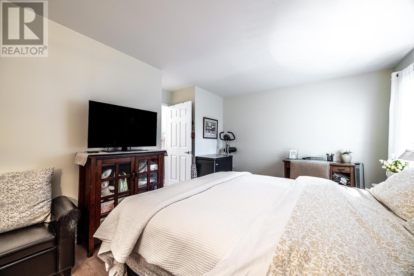 110-112 East Balfour ST - 34