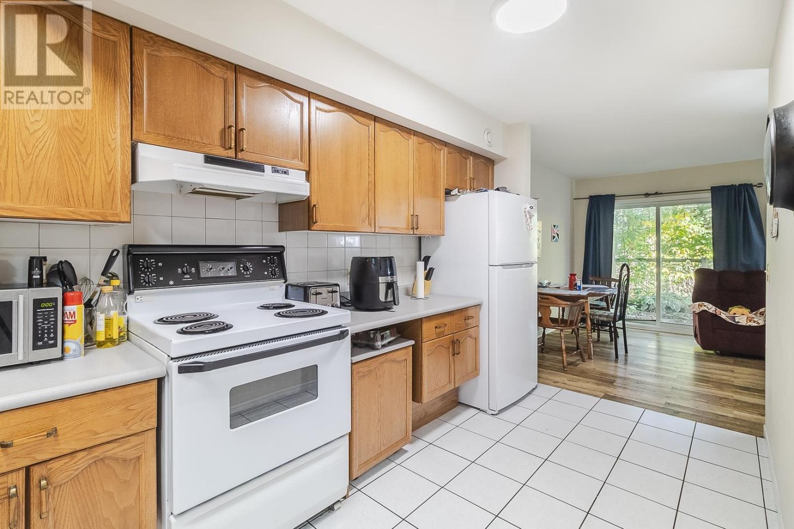 110-112 East Balfour ST - 41