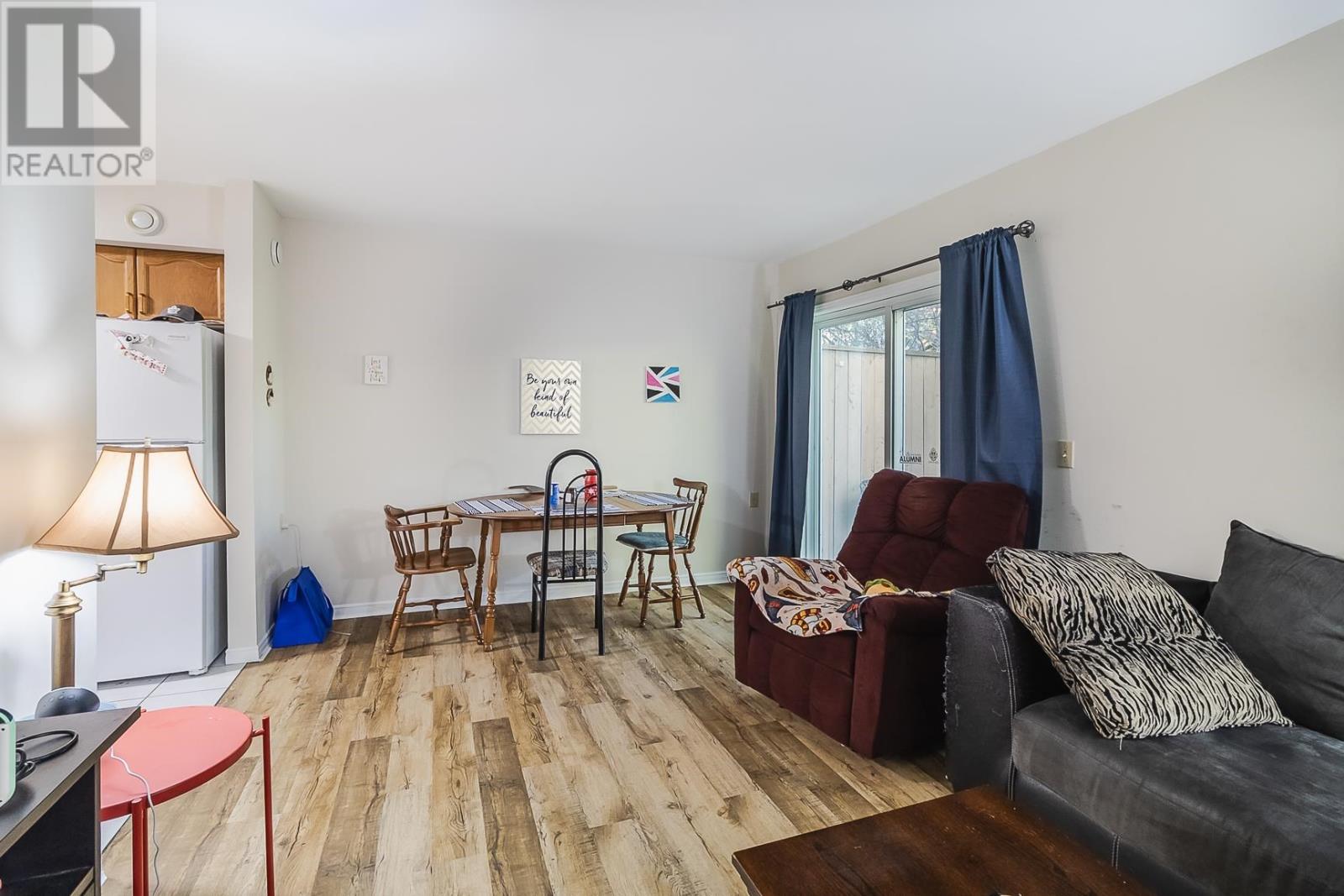 110-112 East Balfour ST - 44