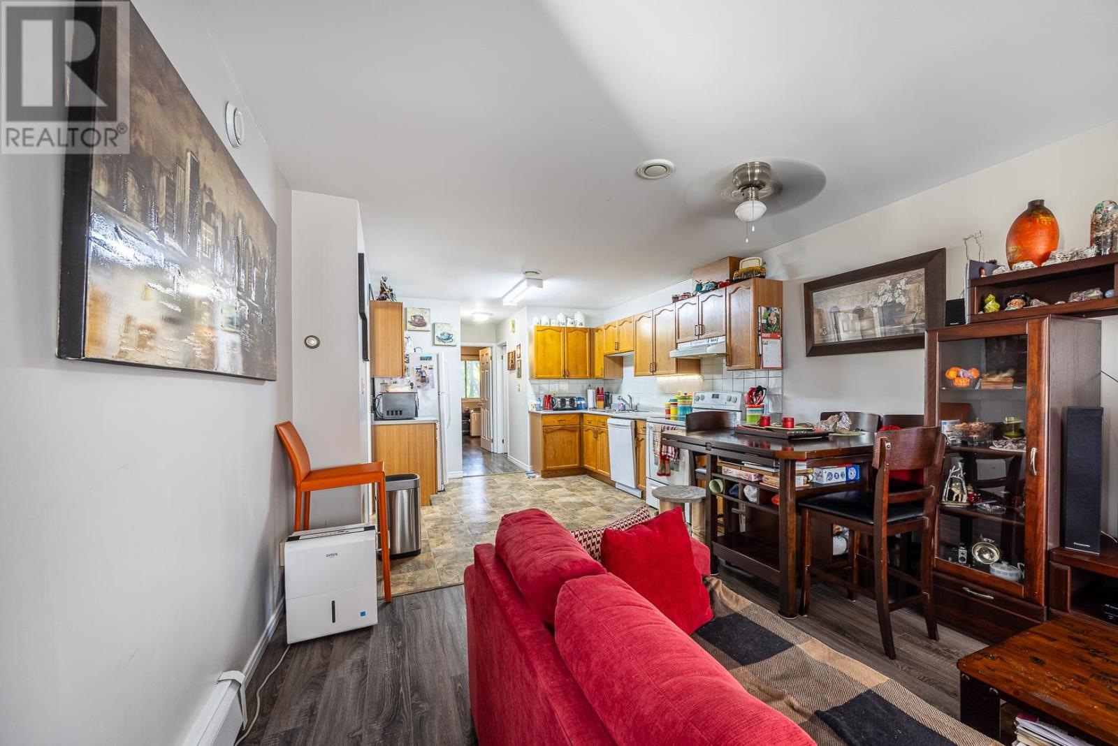 110-112 East Balfour ST - 8