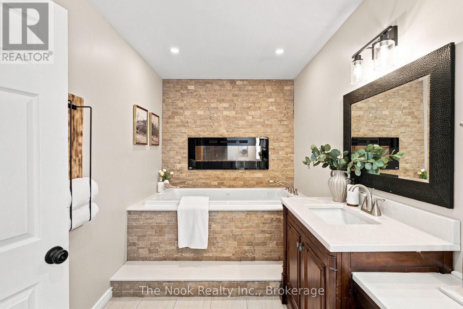 4386 MIDDLE ROAD - Image 23
