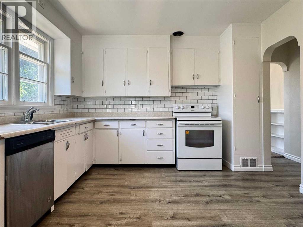 533 23 Street S - Image 14