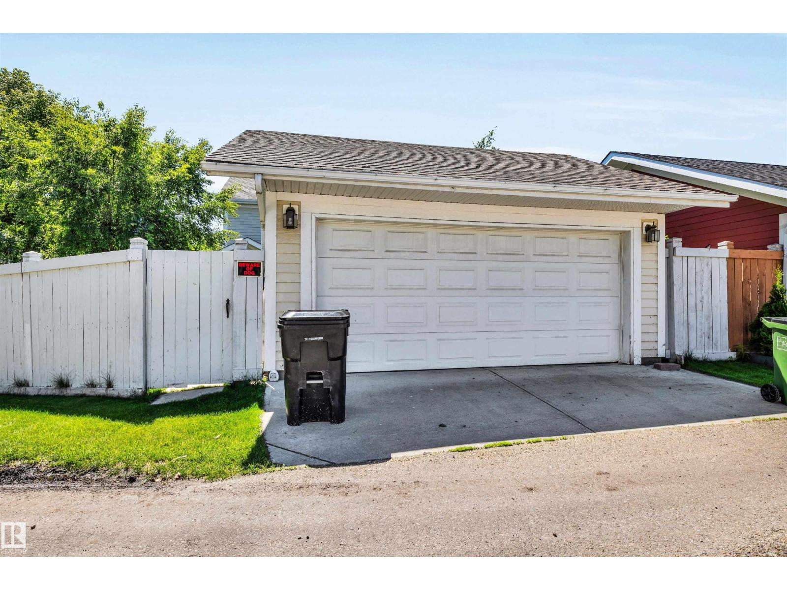 9804 145 AV NW - 45
