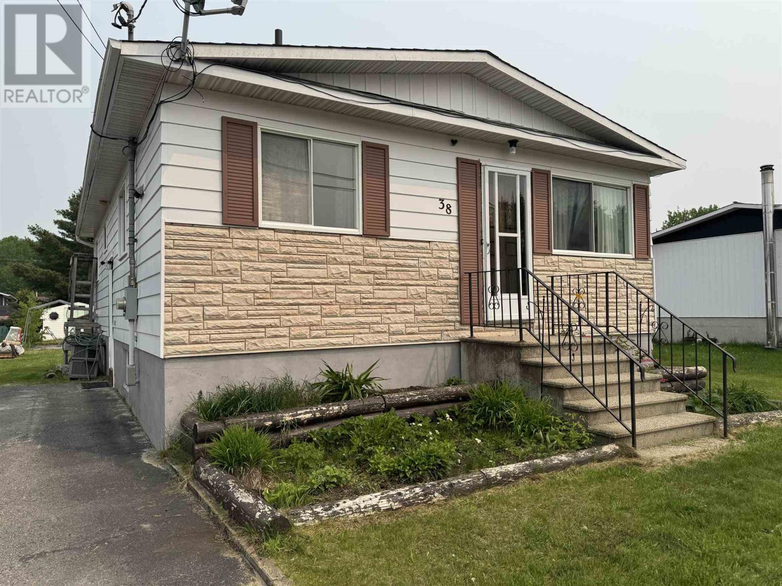 38 Richard ST