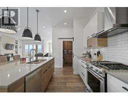 695 Deans Drive, Kelowna, BC V1P1A1 Photo 25