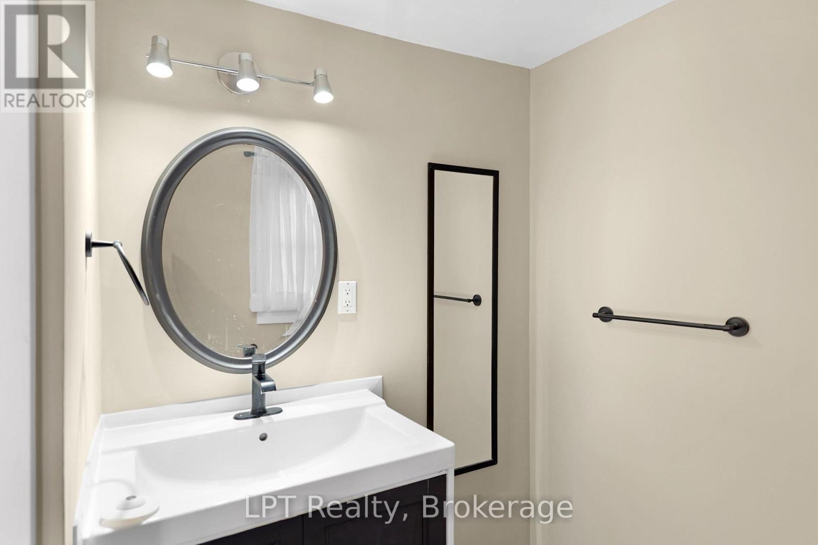 551 LOUISA STREET - 15