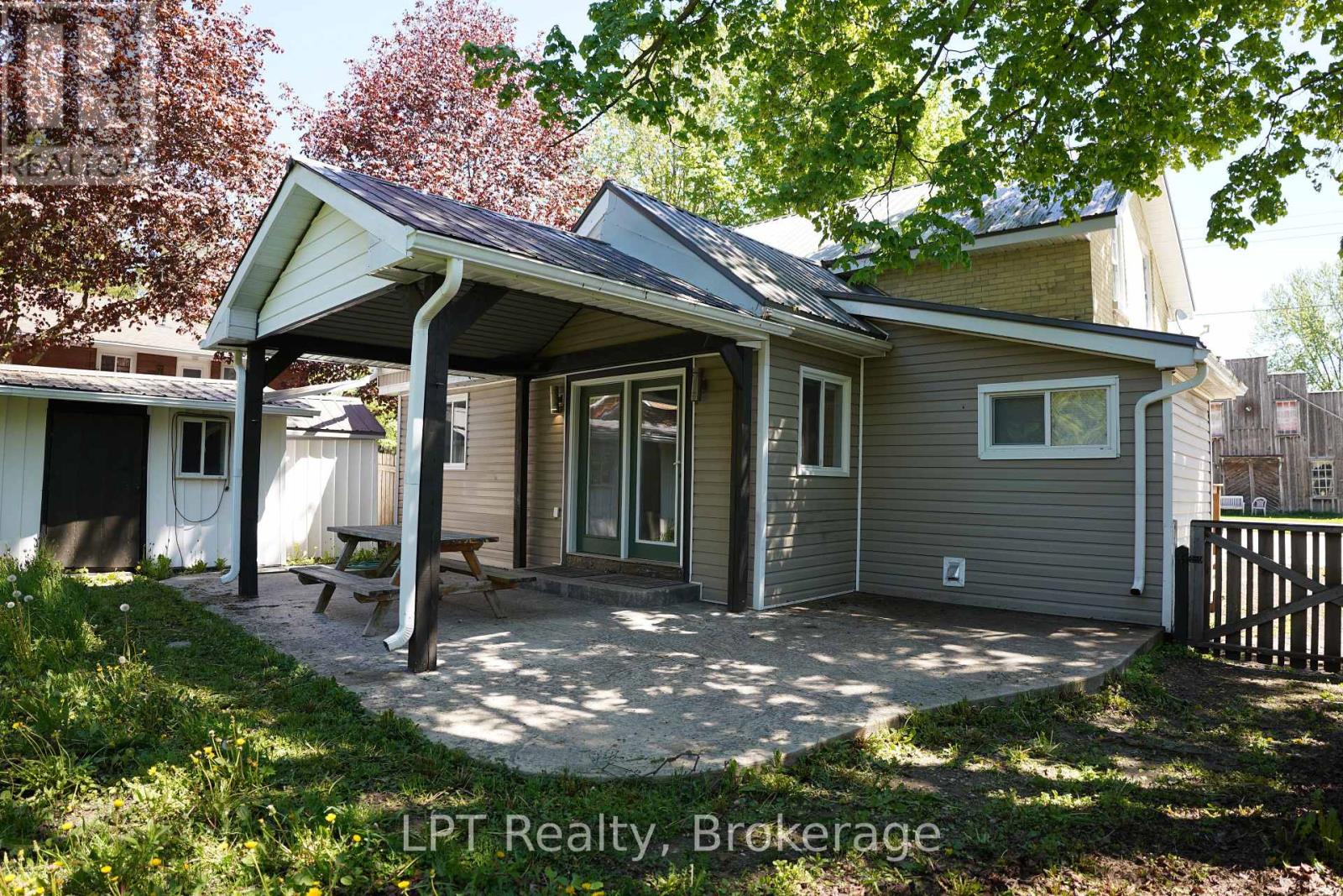 551 LOUISA STREET - 32