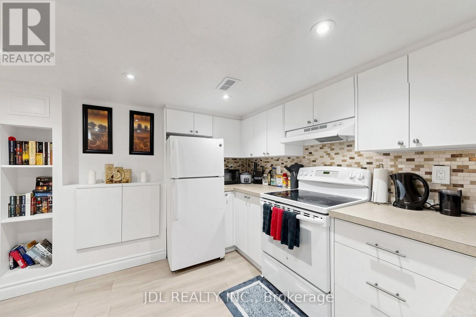 831 PAPE AVENUE - Image 29
