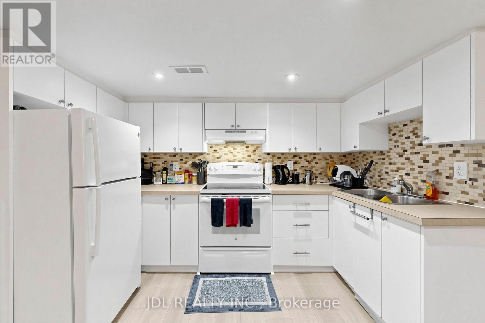 831 PAPE AVENUE - Image 30